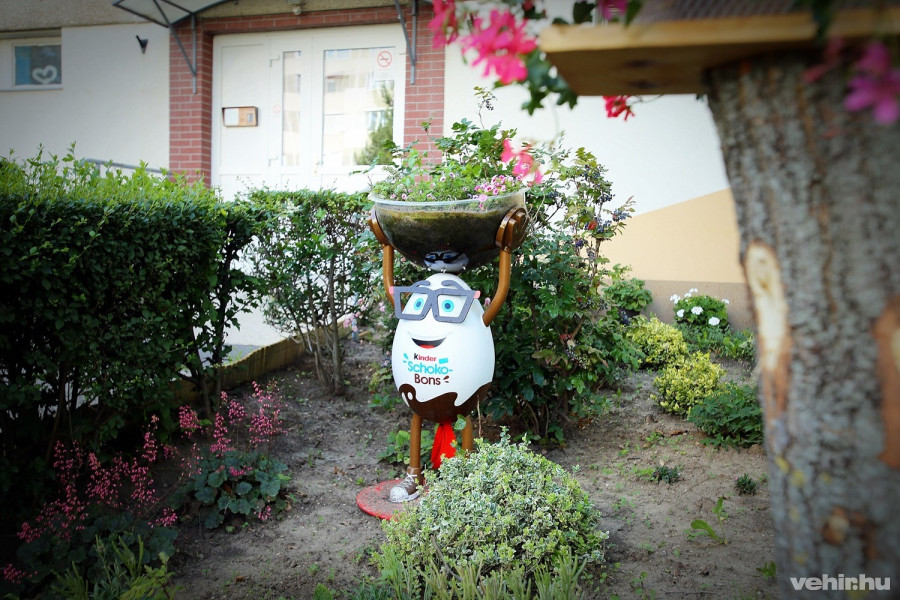 a virágoknak segít, a járókelőknek mosolyt csal az arcára