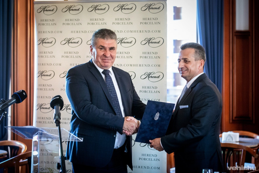 Bodó Sándor államtitkár és Simon Attila, a Herendi Porcelánmanufaktúra vezérigazgatója.