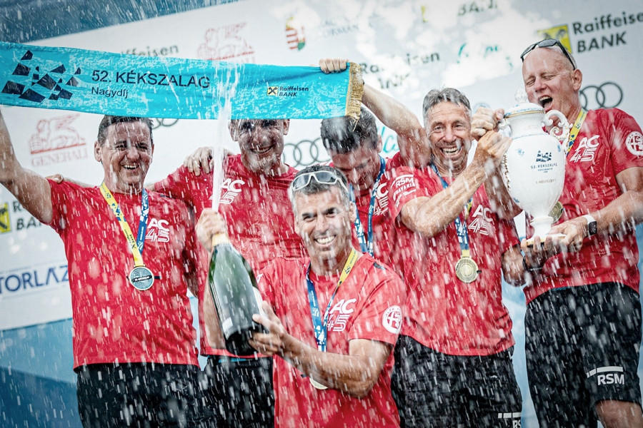 Örömmámorban (és pezsgőben) úszva - Cserta Gábor fényképe a díjátadóról