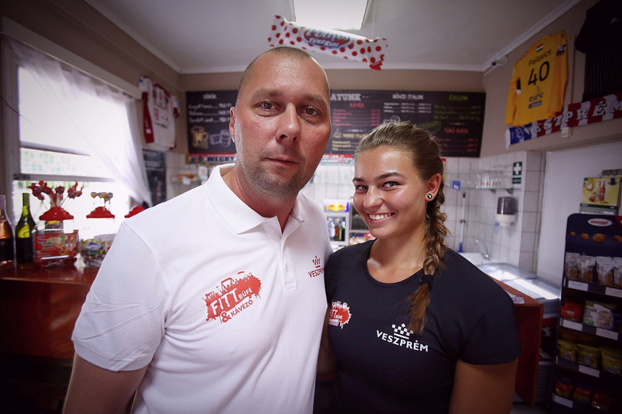 Bakai László és Kövér Fanni a Fitt Büfé & Kávézóban