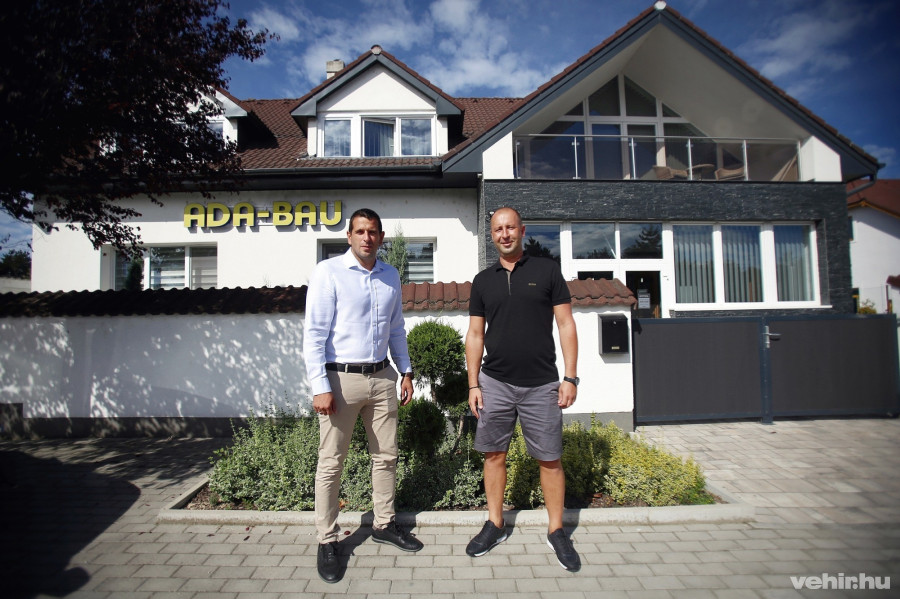 Finta Péter, az MLSZ Veszprém megyei igazgatója mellett Ürményi Norbert, az Ada-Bau Kft. ügyvezetője
