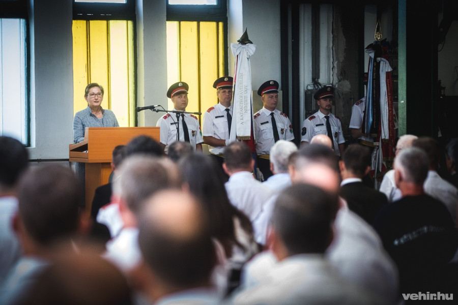Brányi Mára alpolgármester köszöntötte az állományt. A cikk alján galéria található a tűzoltók napjáról.