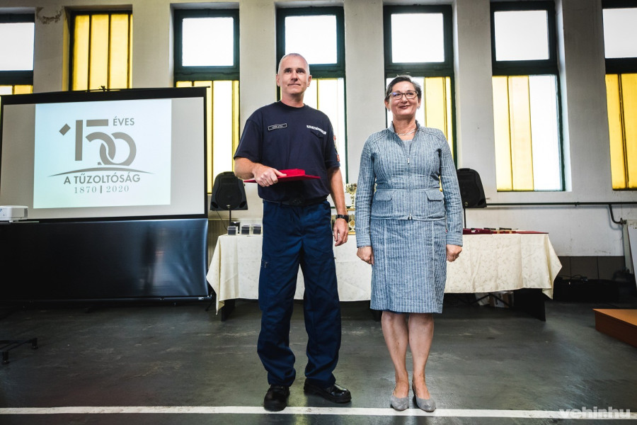 Cziráki Attila Brányi Mária alpolgármestertől vette át az elismerést. A cikk alján galéria található a tűzoltók napjáról