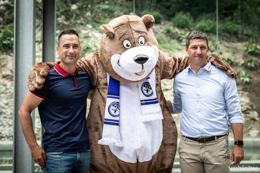 Ovádi Péter társadalmi elnök és Rajki Tamás a klub új kabalaállatával