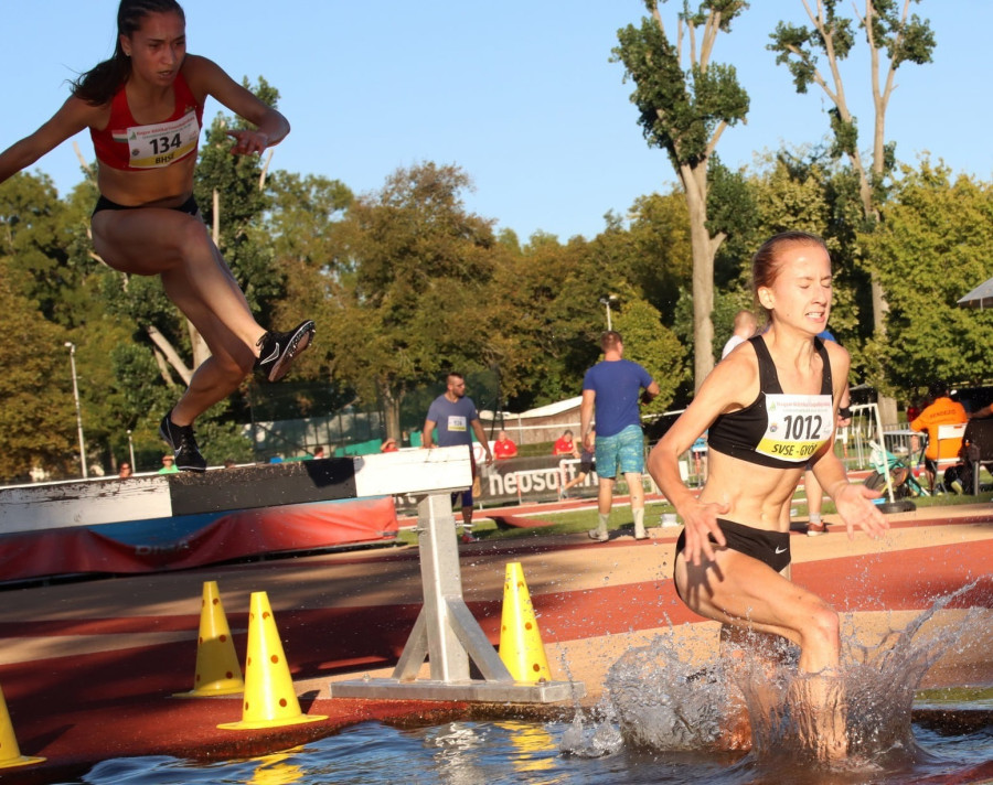 Varga Gréta (jobbra) a mögötte érkező Tóth Lili Anna U18-as hazai csúcsát döntötte meg 3000 akadályon - Fotó: Tom Schä