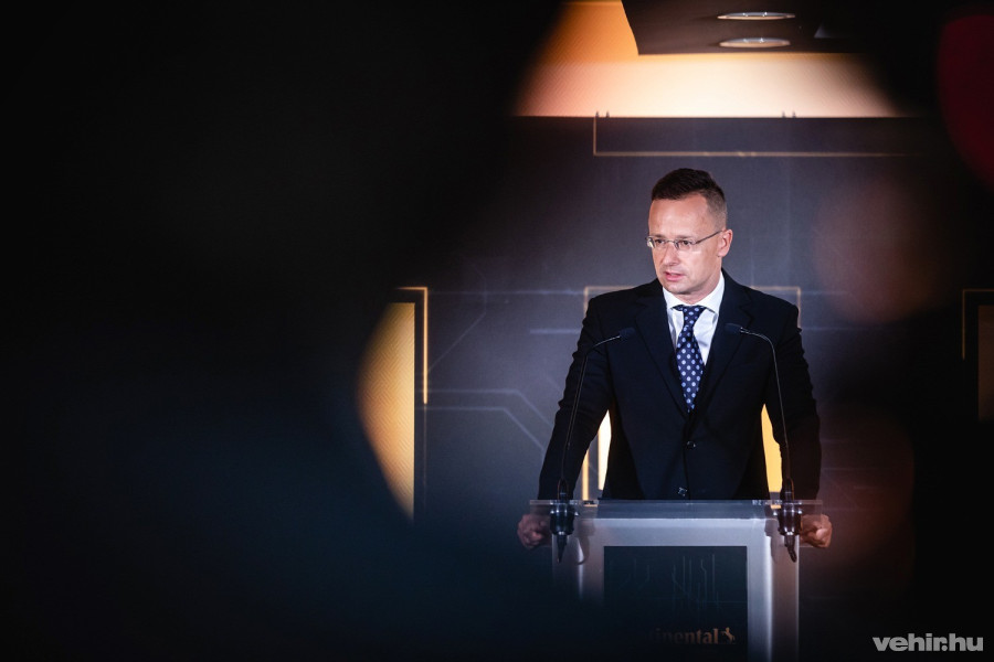 Szijjártó Péter külgazdasági és külügyminiszter a tesztpálya veszprémi megnyitóján