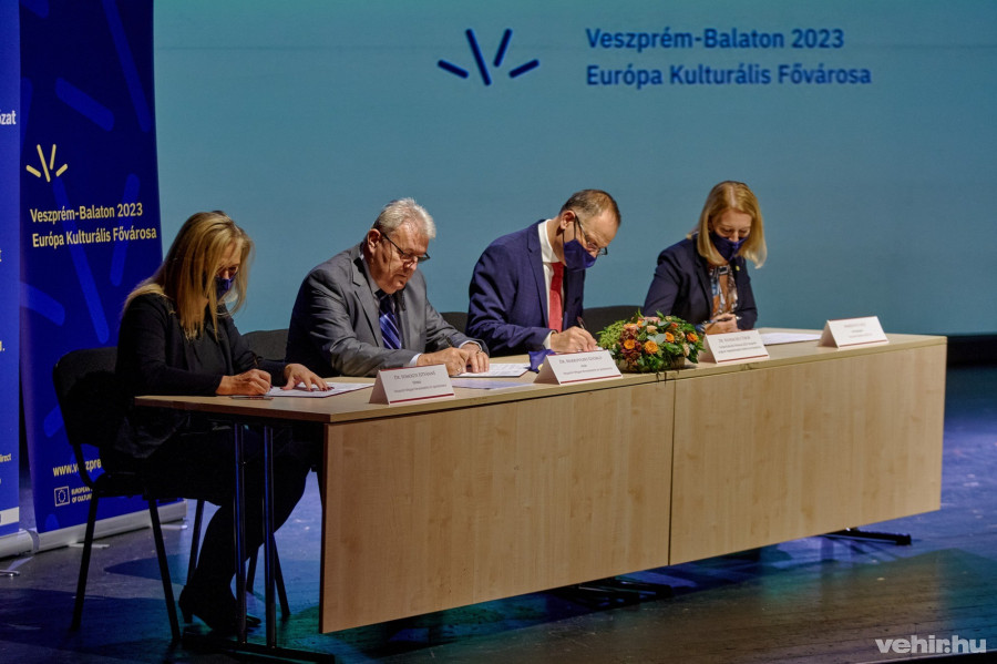 Az aláírók: Somogyi Istvánné, Markovszky György, Navracsics Tibor, Markovits Alíz