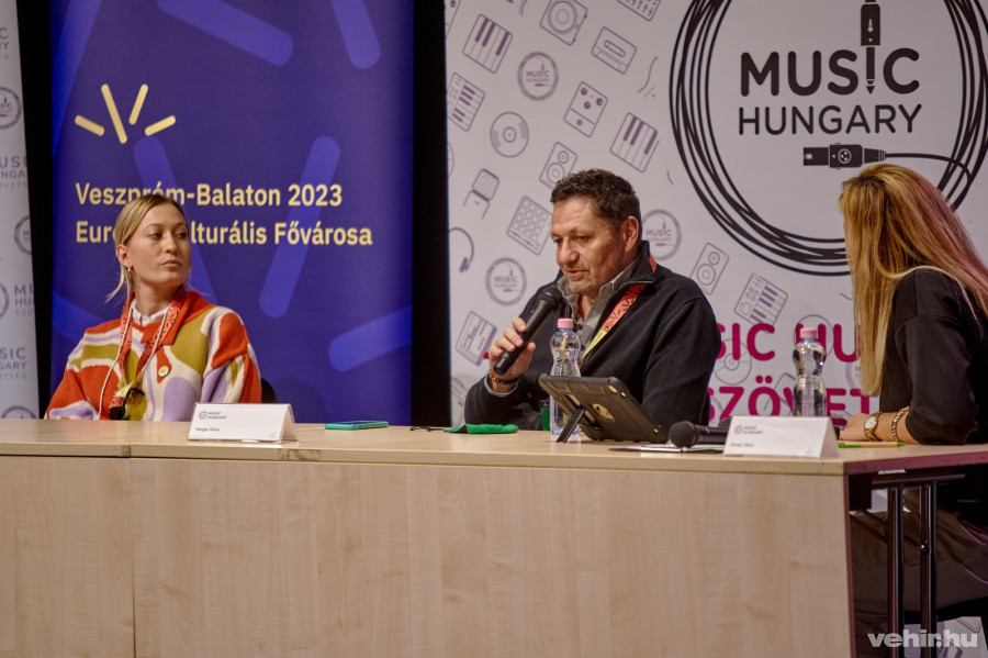 Varga Gergő (középen) a Gold Record merchandising divízió vezetője.