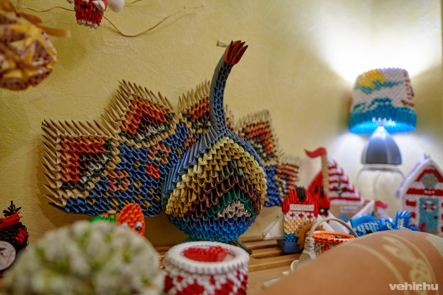 Csilla egyik kedvence a több mint 2000 elemből álló páva