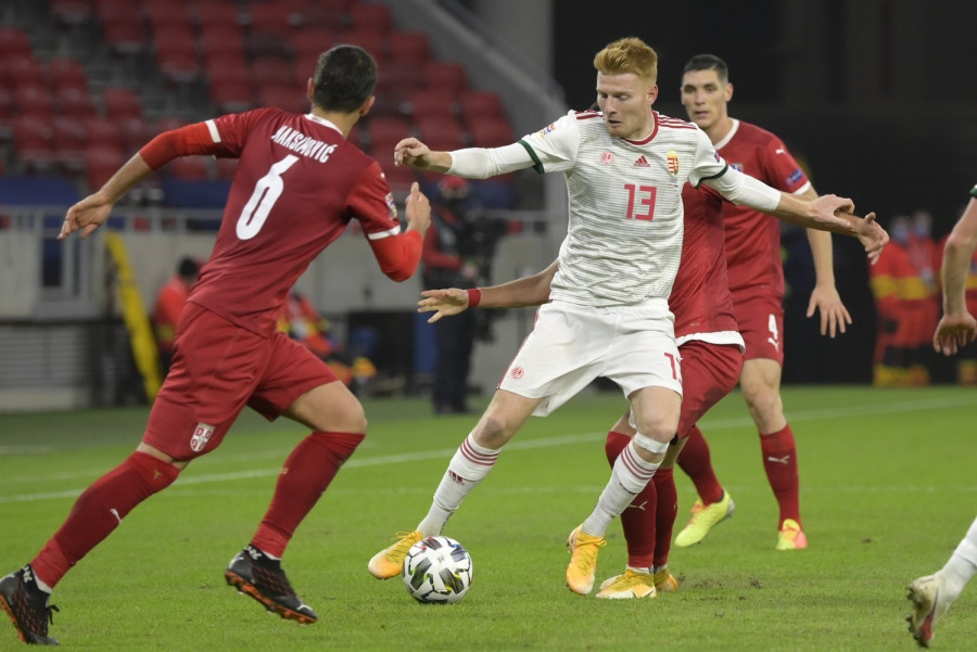 Kalmár Zsolt (k) és a szerb Nemanja Maksimovic a labdarúgó Nemzetek Ligája B divíziójában játszott Magyarország - Szerbia mérkőzésen a Puskás Arénában 2020. november 15-én. MTI/Koszticsák Szilárd