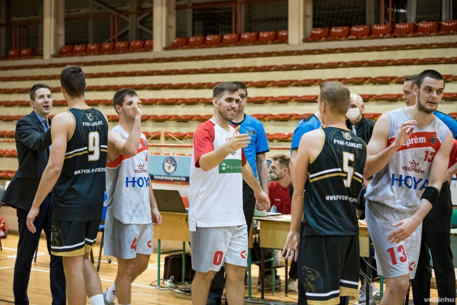 Elkapta a fonalat a HOYA-PE Veszprém! (archív fénykép)