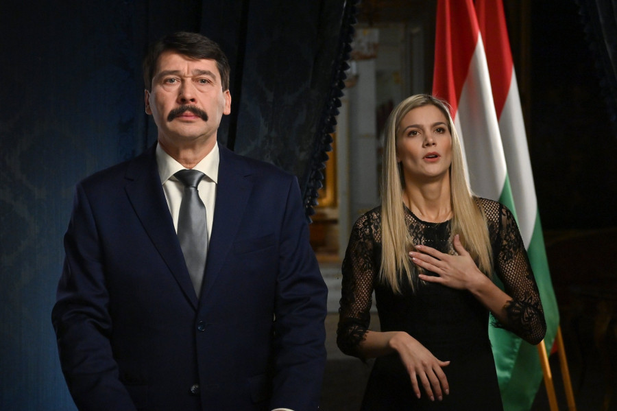 Áder János köztársasági elnök és Weisz Fanni jeltolmács, siket esélyegyenlőségi aktivista az államfő újévi köszöntőjének televíziós felvételén a Sándor-palotában 2020. december 29-én. MTI/Illyés Tibor