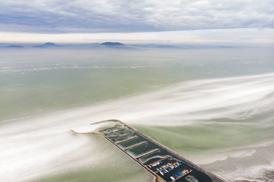 A jég, amely eleven vizét betakarja, s a köd, amely fátyolt borít a jégre (Fotó: Varga György / MTI)