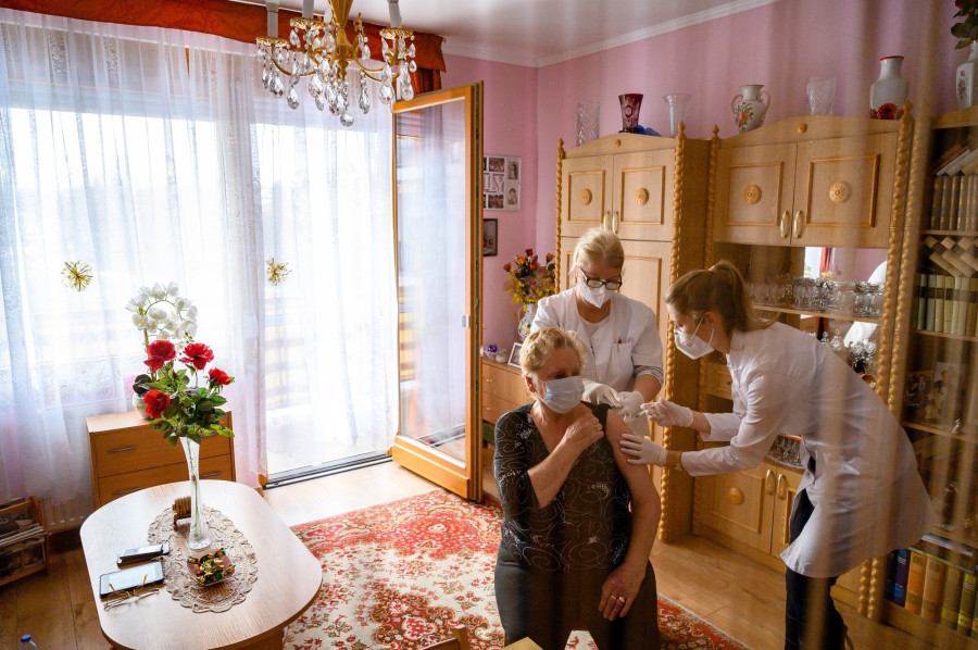 Egy lakó megkapja a Moderna amerikai biotechnológiai cég koronavírus elleni vakcináját a veszprémi Életöröm Idősotthonban 2021. január 16-án. Országszerte oltanak a 100 főnél nagyobb idősotthonokban a koronavírus ellen a hétvégén, 34 helyszínen 3400 embernek adják be a Moderna vakcináját. MTI/Vasvári Tamás