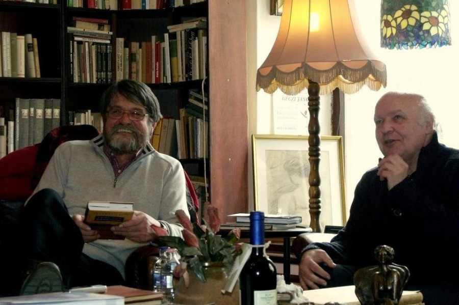 Grendel Lajos Kossuth-díjas íróval beszélget Brassai Zoltán az Utas és Holdvilág Antikváriumban (fotó: Endrédy Roland)