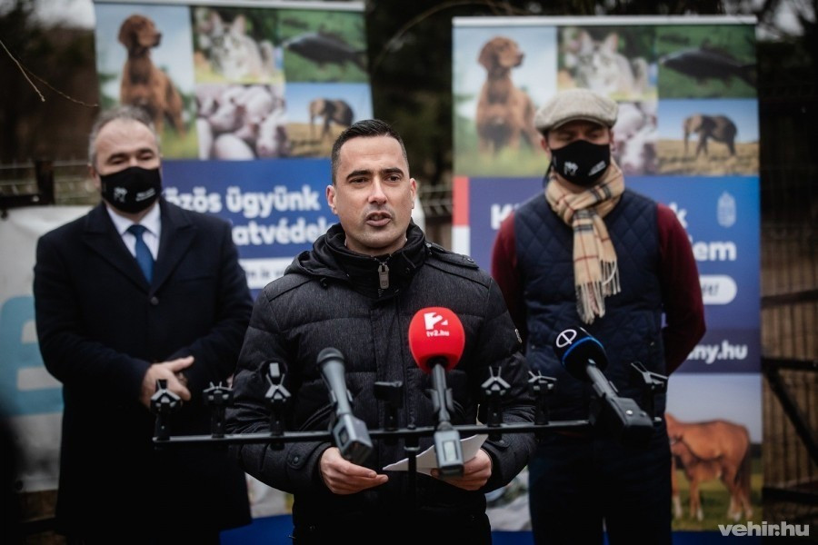 Ovádi Péter a párbeszéd meghirdetésén február 7-én, mögötte balra Nagy István, agrárminiszter