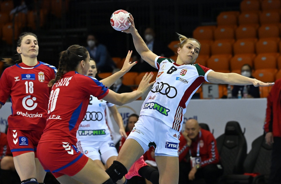 Kovacsics Anikó, a magyar (j), valamint Tamara Radojevic (b) és Sladana Pop-Lazic, a szerb válogatott játékosai a kézilabda női olimpiai selejtező 2. csoportjának második fordulójában játszott mérkőzésen a győri Audi Arénában 2021. március 20-án. MTI/Illyés Tibor 