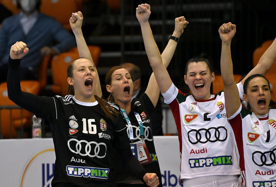 Bíró Blanka (b), Szöllősi-Zácsik Szandra (j2) és Szucsánszki Zita (j), a magyar válogatott játékosai és Görbicz Anita edző (b2) a kézilabda női olimpiai selejtező 2. csoportjának második fordulójában Szerbia ellen játszott mérkőzésen a győri Audi Arénában 2021. március 20-án. MTI/Illyés Tibor
