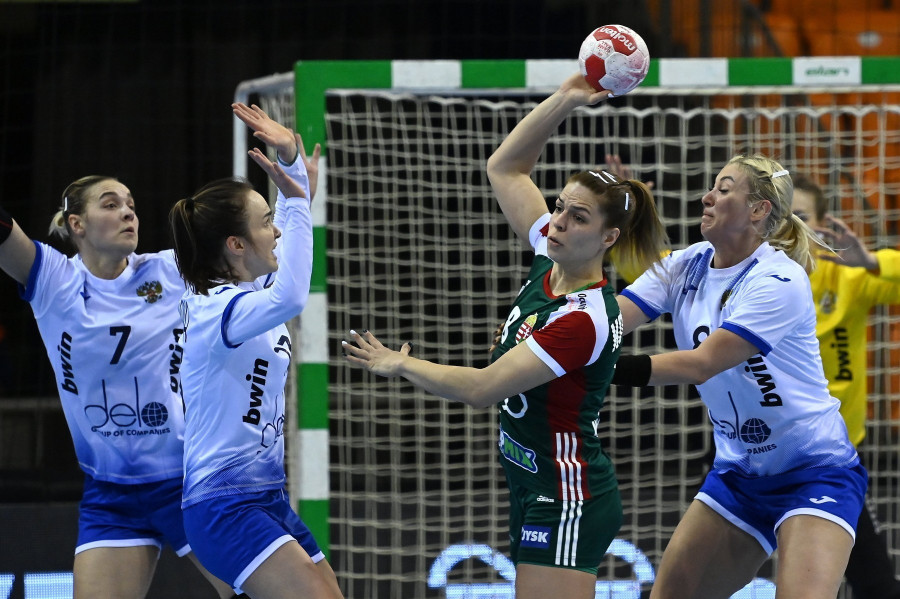 Az orosz Darja Dmitrijeva, (b), Anna Vjahirjeva (b2) és Anna Szeny (j), valamint Kovacsics Anikó (j2) a női kézilabda olimpiai selejtezőtorna Magyarország - Oroszország mérkőzésén a győri Audi Arénában 2021. március 21-én. MTI/Illyés Tibor