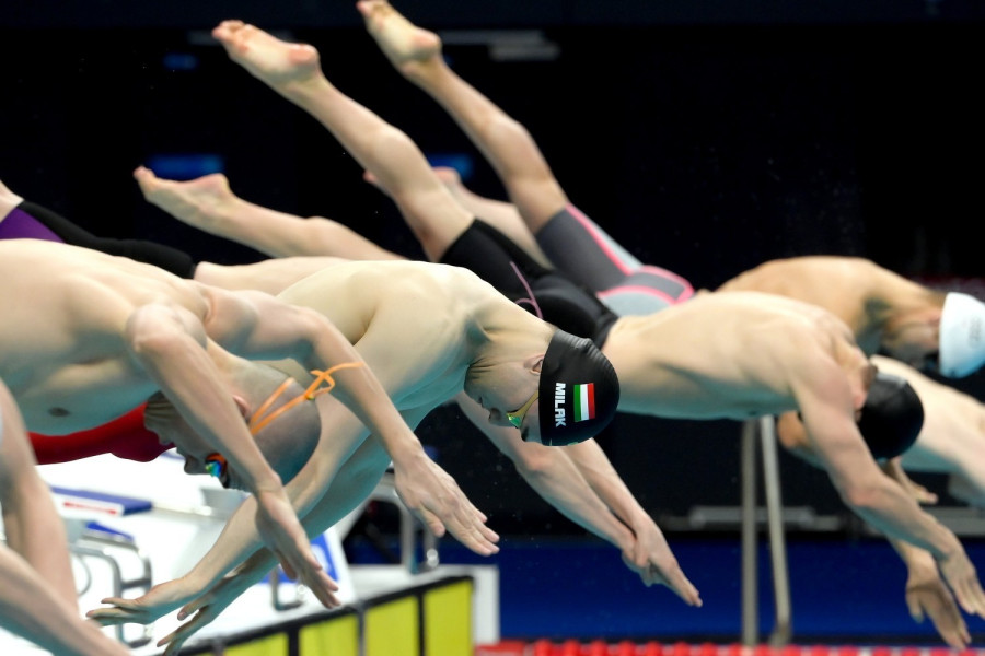 A későbbi győztes Milák Kristóf (k) a 200 méter pillangóúszás döntője rajtjánál az úszók országos bajnokságán a budapesti Duna Arénában 2021. március 24-én. MTI/Koszticsák Szilárd