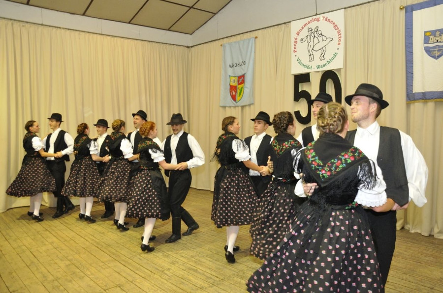 A Pergő-Rozmaring Táncegyüttes (Fotó: Veszprém Megyei Értéktár)