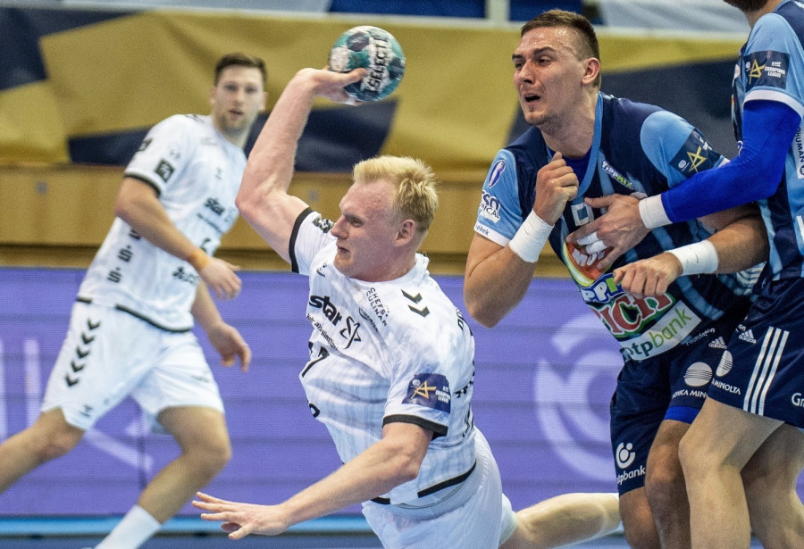 A szegedi Bodó Richárd (j) és Patrick Wiencek, a német csapat játékosa (b) a férfi kézilabda Bajnokok Ligája nyolcaddöntőjében játszott MOL-Pick Szeged - THW Kiel mérkőzésen Szegeden 2021. március 31-én. A Szeged 33-28-ra kikapott a címvédő német Kiel csapatától. MTI/Ujvári Sándor