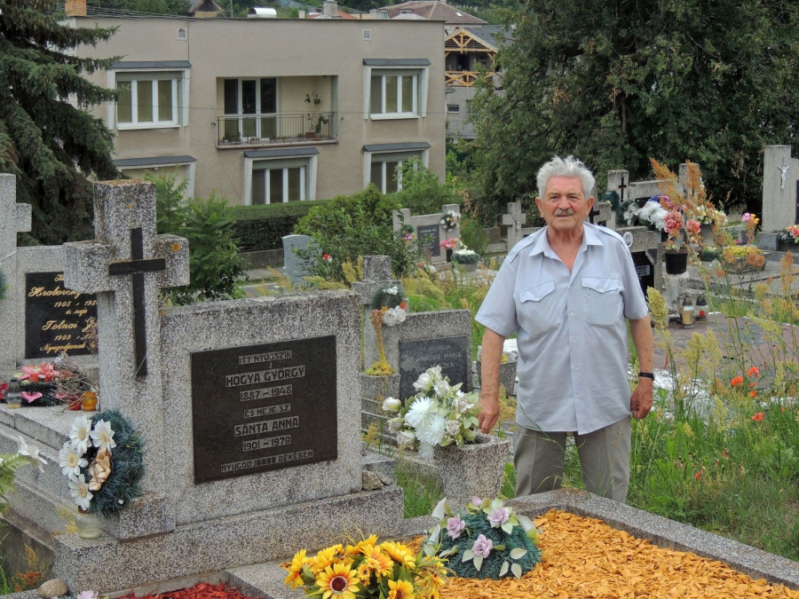 Hogya Gyuri bácsi szülei sírja mellett