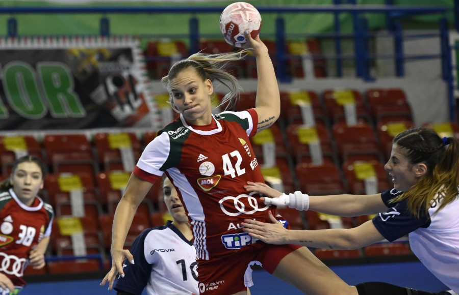 Klujber Katrin, a magyar (k), valamint Liaria Dalla Costa, az olasz válogatott játékosa (j) a női kézilabda világbajnoki selejtező mérkőzésen az Érd Arénában 2021. április 16-án. MTI/Kovács Tamás