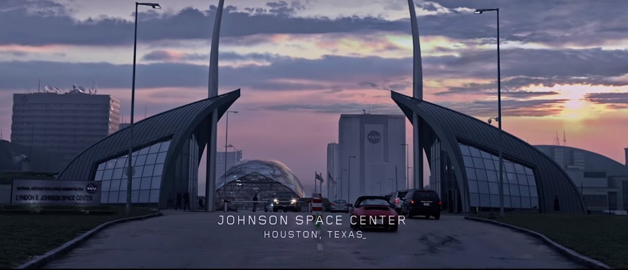 Az etyeki filmstúdió bejárata mint a NASA központja a Mentőexpedícióban