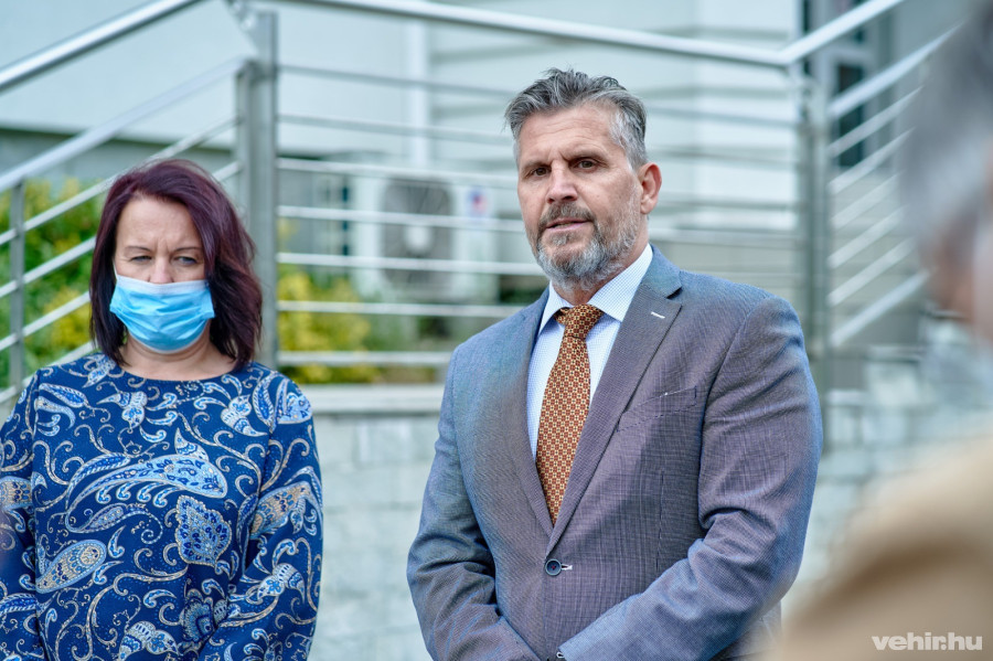 Pintér Róbertné Kornélia a veszprémi iroda vezetője és Pál Béla, ügyvezető