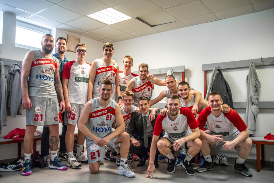 A fiatalokkal telített csapat a középmezőnyben végzett  - Fotó: veszpremkosar.hu