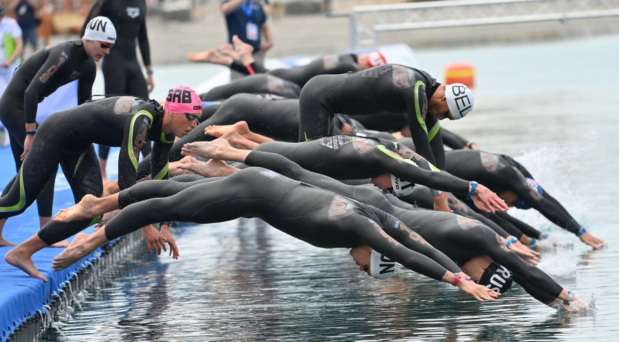 A versenyzők rajtolnak, balról a későbbi negyedik helyezett Rasovszky Kristóf, a férfi nyíltvízi úszók 5 kilométeres versenyén a vizes Európa-bajnokságon a budakalászi Lupa-tavon 2021. május 12-én. MTI/Illyés Tibor