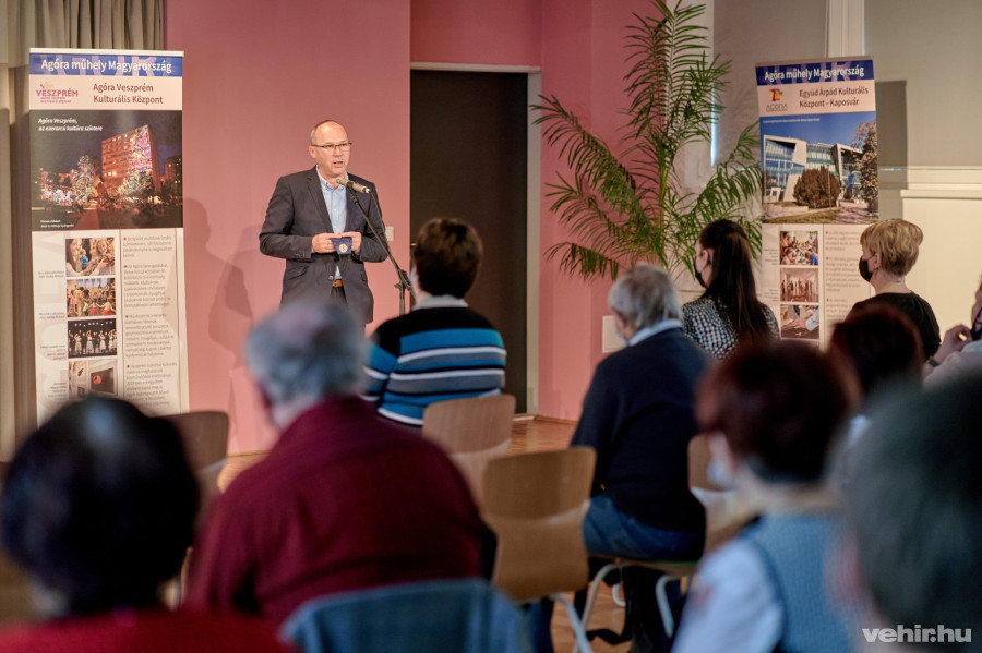 Porga Gyula polgármester a Veszprém Agórában köszöntötte a jelenlévőket.