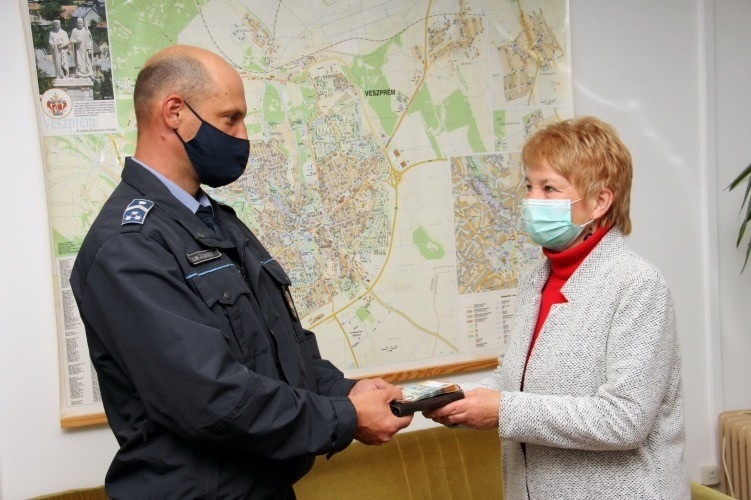 A rendőrök visszaadták az ellopott értékeit a sértettnek (fotó: police.hu)