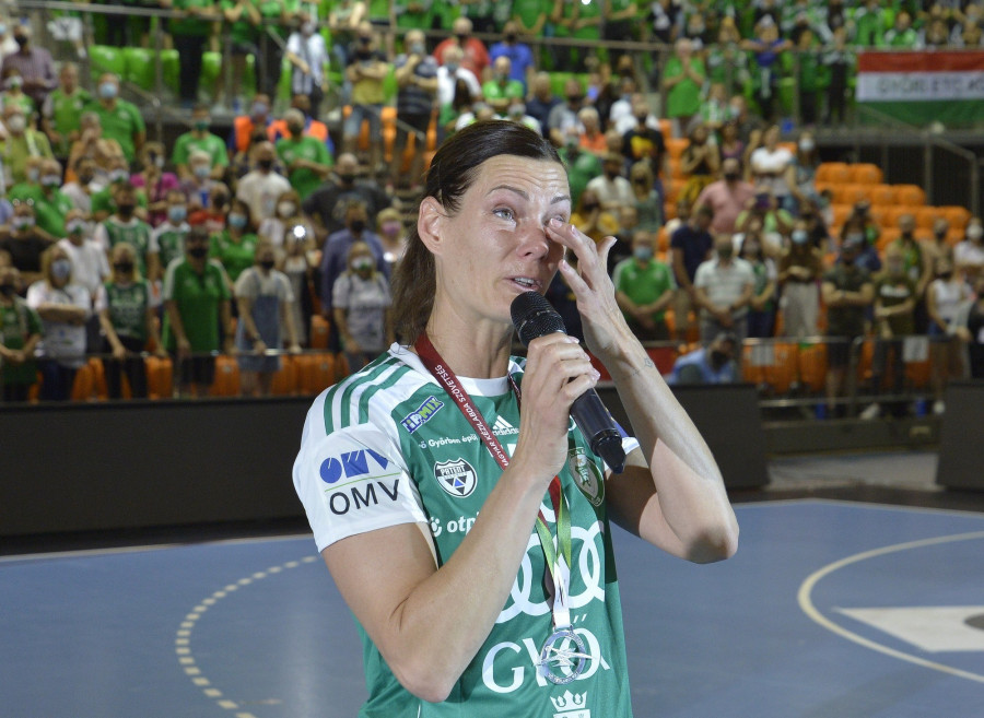 Görbicz Anita, az Audi ETO KC elbúcsúzó játékosa a női kézilabda NB I Győri Audi ETO KC - Motherson Mosonmagyaróvári KC mérkőzés után az Audi Aréna Győr sportcsarnokban 2021. június 4-én. Görbicz Anita búcsúmérkőzésén csapata, a Győri Audi ETO KC 26-20-ra legyőzte a vendég Mosonmagyaróvárt. MTI/Krizsán Csaba