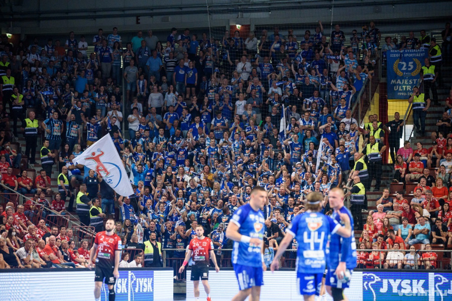 A szegedi szurkolók a múlt szombati bajnoki döntő visszavágó előtt megkoszorúzták Marian Cozma szobrát