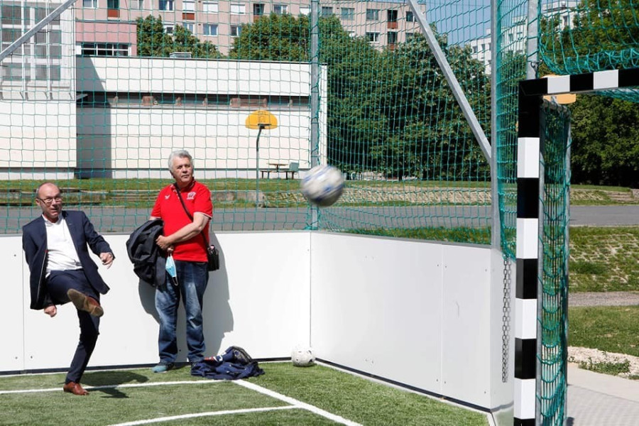 Porga Gyula a Báthory Iskolában átadott műfüves pálya avatóján. A polgármester korábban kapusként is játszott.