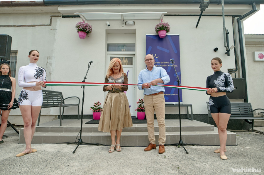 Kiszelyné Czibik Tünde és Porga Gyula szombat délután avatta fel az új tánctermet a Budapest út 69 szám alatt.