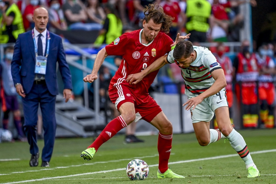 Szalai Ádám (b) és a portugál Rúben Dias a koronavírus-járvány miatt 2021-re halasztott 2020-as labdarúgó Európa-bajnokság F csoportjának első fordulójában játszott Magyarország - Portugália mérkőzésen a Puskás Arénában 2021. június 15-én.n. MTI/Kovács Tamás