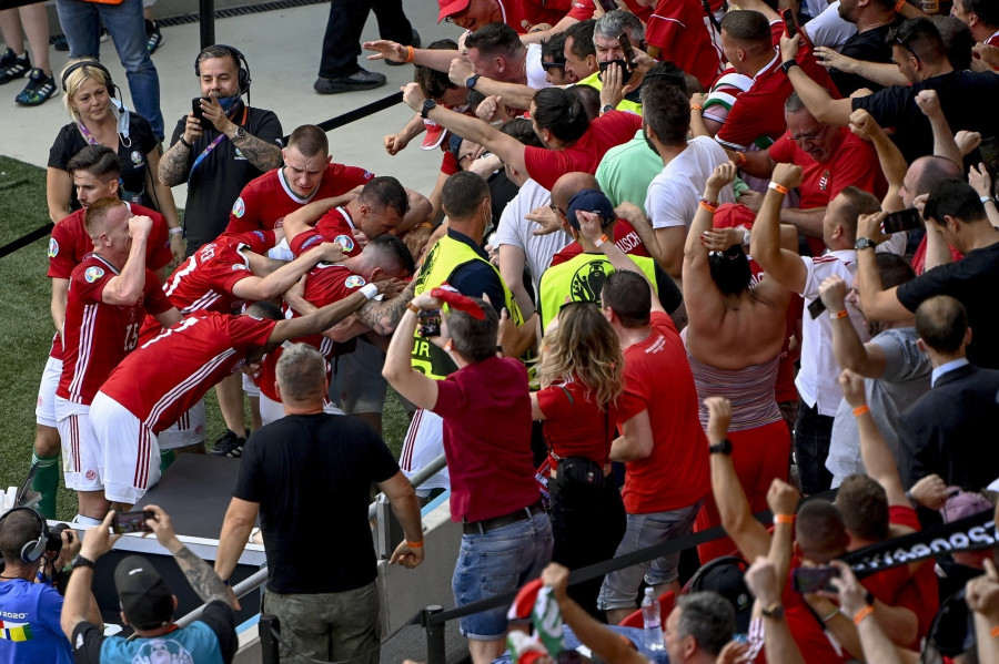 Az első gólt ünneplő magyar csapat és szurkolóik a labdarúgó Európa-bajnokság F csoportjának második fordulójában játszott Magyarország - Franciaország mérkőzésen a Puskás Arénában 2021. június 19-én. MTI/Szigetváry Zsolt