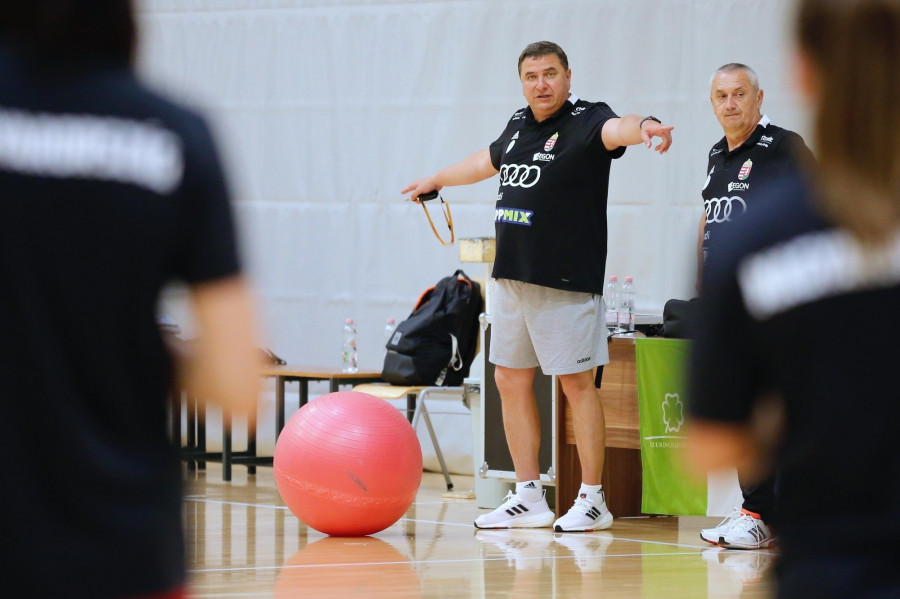 Elek Gábor szövetségi kapitány a tokiói olimpiára készülő magyar női kézilabda-válogatott edzésén Balatonbogláron, a Nemzeti Kézilabda Akadémia Sportcsarnokában 2021. június 22-én. MTI/Varga György