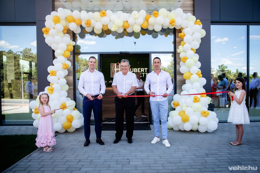 Sári Attila cégvezető, Kovács Hubert alapító és Ovádi Péter országgyűlési képviselő a 2021. június 26-i üzletnyitón.