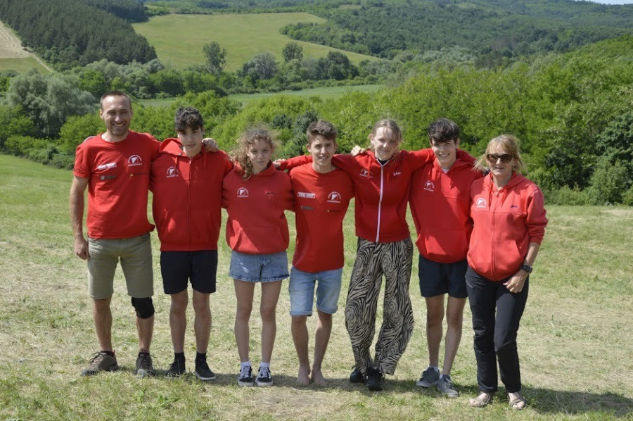 Az Eb-válogatottak és edzőik (balról jobbra: edző: Molnár Zoltán, versenyzők: Bálint Gergő, Ódor Laura, Barát Miklós, Lantai Lili, Bálint Ádám és edző: Némethné Bors Melinda - Fotó: 
