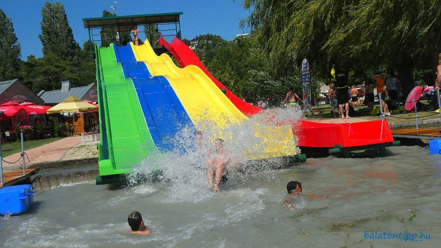 Megújították a csúszdákat a balatonfűzfői Fövenystrandon. Fotó: Győrffy Árpád - balatontipp.hu