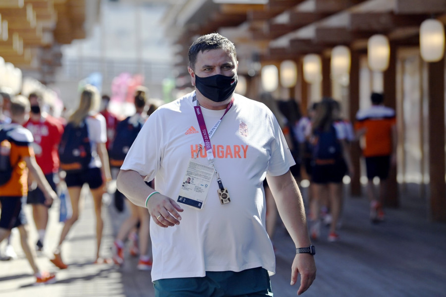 Elek Gábor, a női kézilabda-válogatott szövetségi kapitánya a tokiói olimpiai faluban 2021. július 18-án. MTI/Kovács Tamás