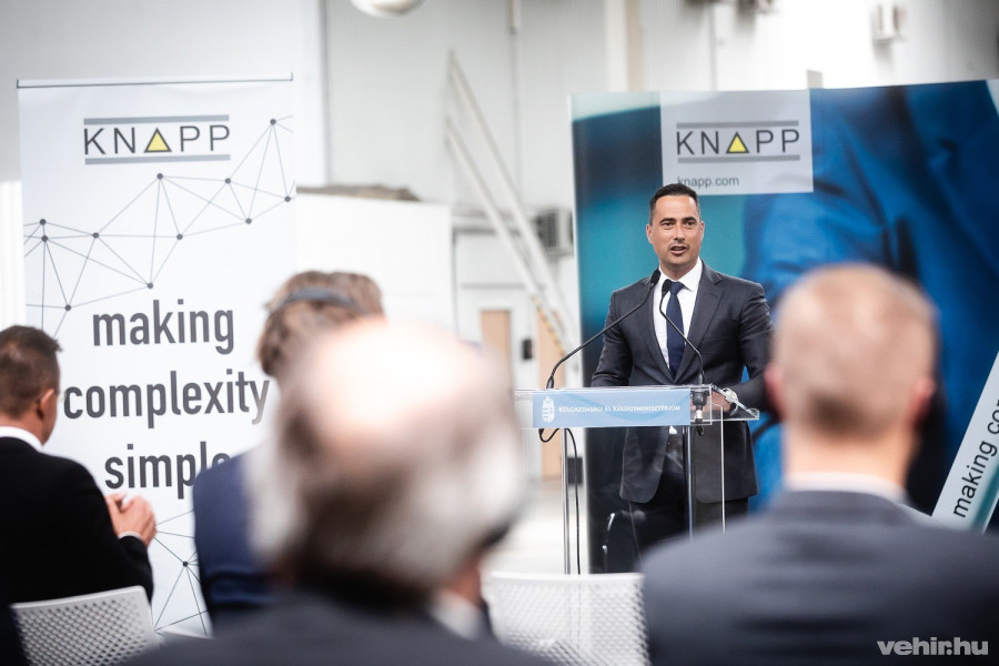 Ovádi Péter, a térség parlamenti képviselője a nemesvámosi beruházás-bejelentő sajtótájékoztatón.