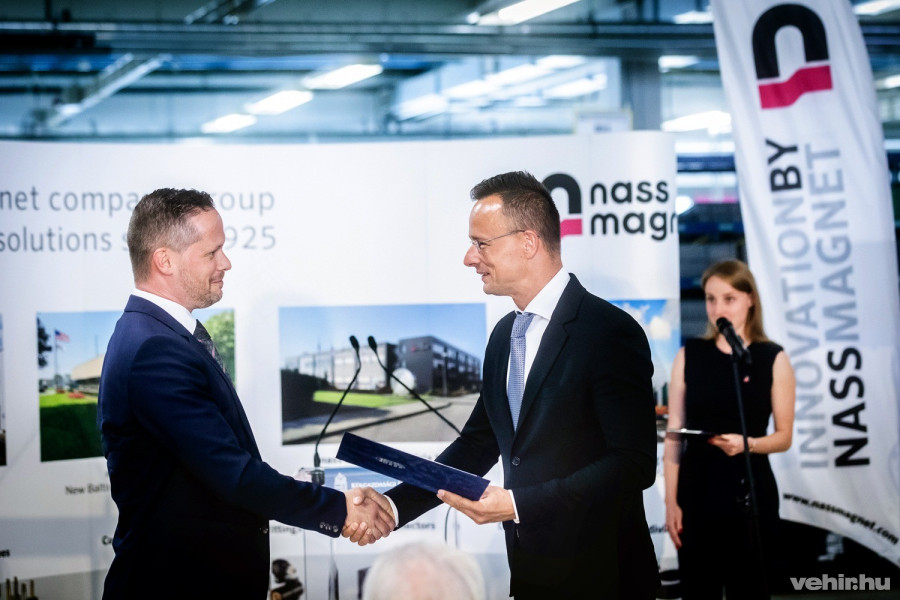 Szijjártó Péter átadja a támogatói okiratot Patrick Müllernek, a Nass Magnet Hungária Kft. ügyvezetőjének