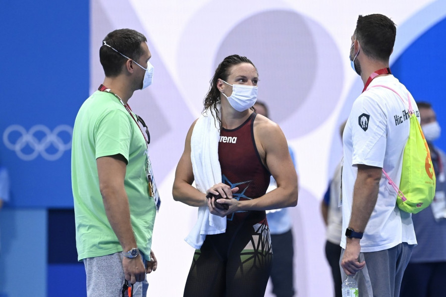 Hosszú Katinka úszó és edzője, Layber-Gelencsér Máté (b), valamint James Gibson személyi edző a Tokiói Vizes Központban 2021. július 20-án Fotó: MTI/Kovács Tamás