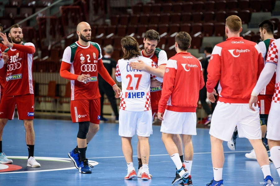 A magyar válogatott Sipos Adrián (2-es mezben) Veszprémben folytatja pályafutását