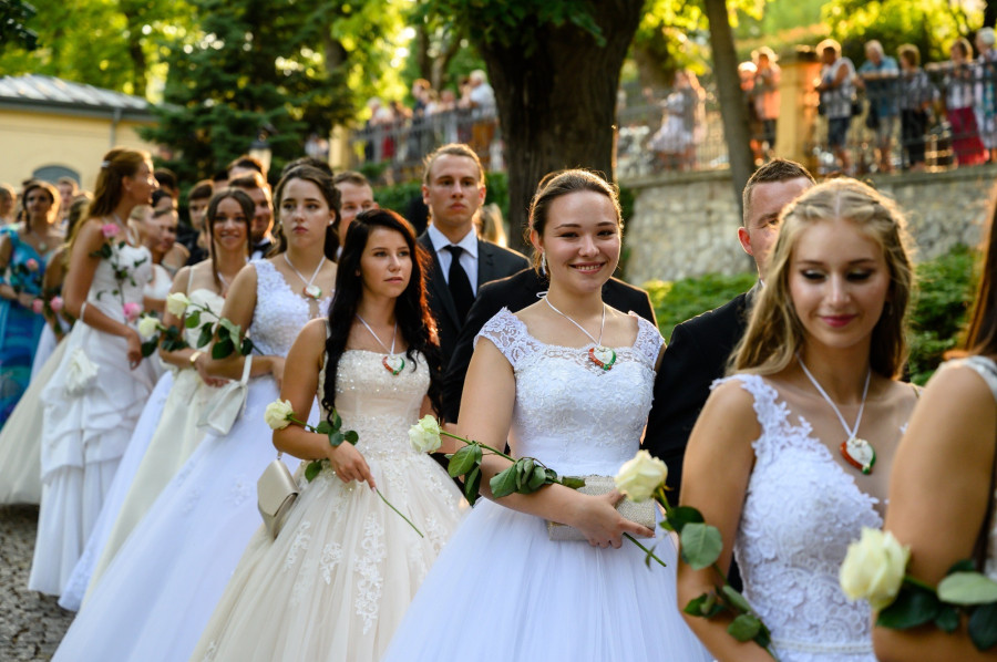 A 196. Anna-bál bálozói a balatonfüredi Vaszary Villa kertjében 2021. július 31-én. MTI/Vasvári Tamás